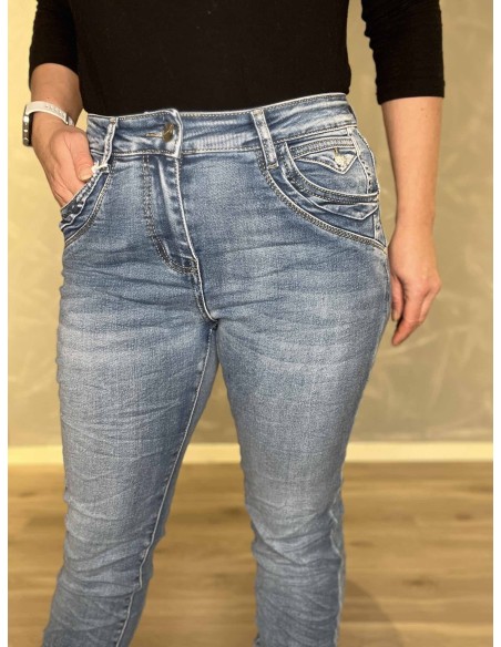 Dekorative detaljer på denim blå Karostar bukser – TIPPY