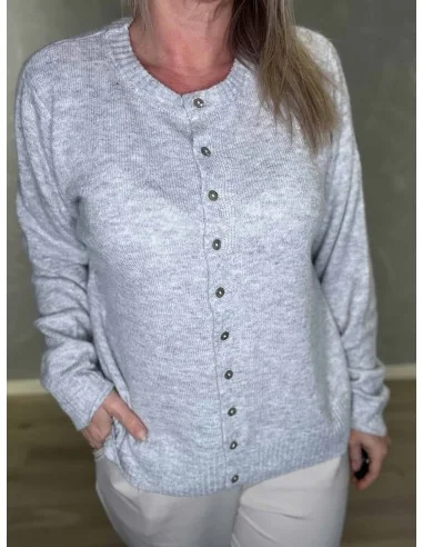 Knaplukning og ribkanter på lys grå strik cardigan – TIPPY