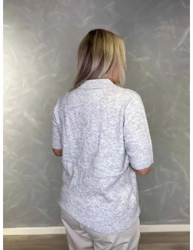 Bagside af lys grå strik polo til kvinder – TIPPY