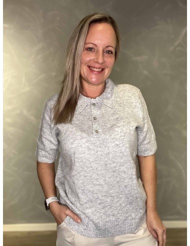 Lys grå strik polo med krave til kvinder – TIPPY Design