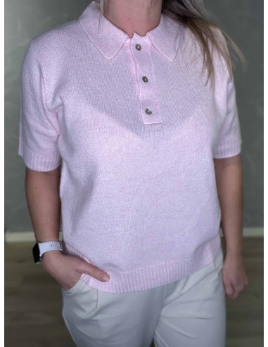 Ribkanter og knapper på rosa strik polo – TIPPY