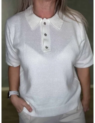 “Ribkanter og knapper på milk strik polo – TIPPY