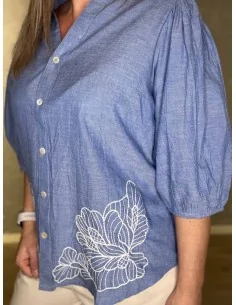 Jeans blå skjorte med hvidt broderi og ballonærmer til kvinder – Design by TIPPY 2