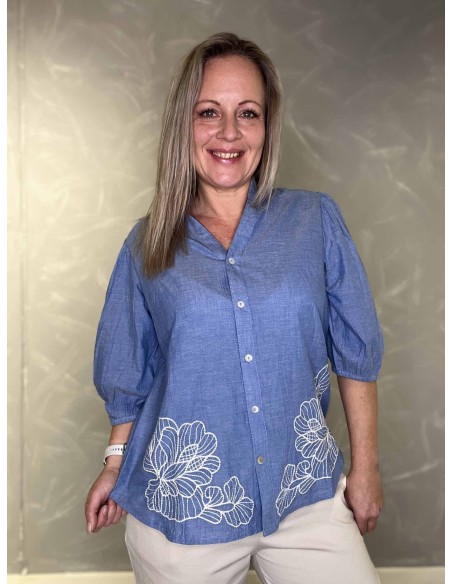 Jeans blå skjorte med hvidt broderi og ballonærmer til kvinder – Design by TIPPY