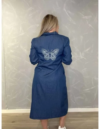 Bagside af jeans blå skjortekjole med broderet sommerfugl – TIPPY