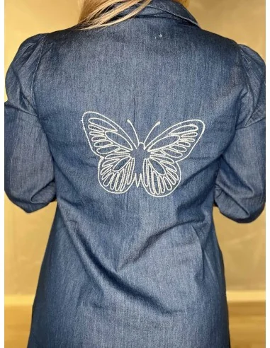Broderet sommerfugl på jeans blå skjortekjole – TIPPY