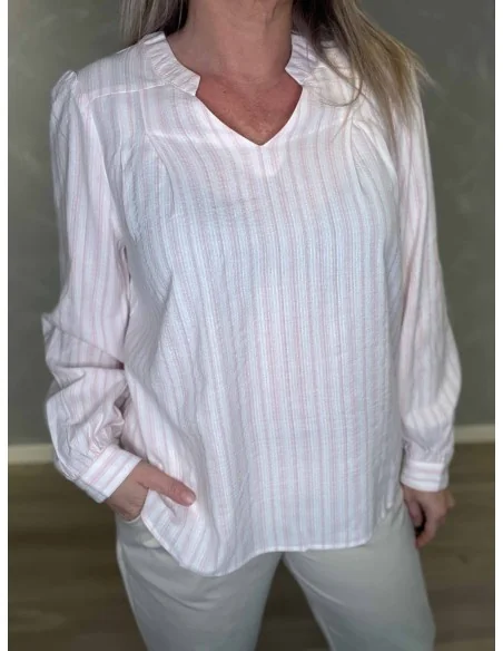 V-hals og stribet design på rosa bluse – TIPPY