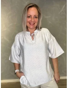 Hvid bluse med klokkeærmer og snøre til kvinder – Design by TIPPY