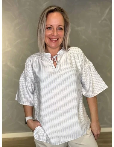 Hvid bluse med klokkeærmer og snøre til kvinder – Design by TIPPY