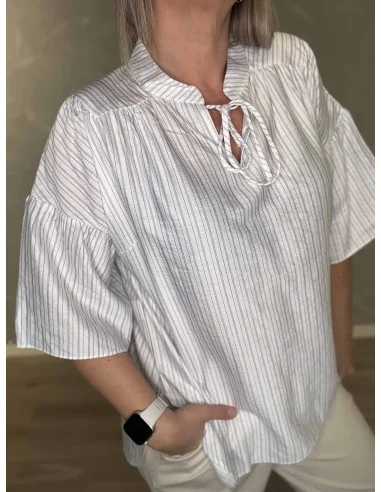 Snøre i hals på hvid bluse – TIPPY