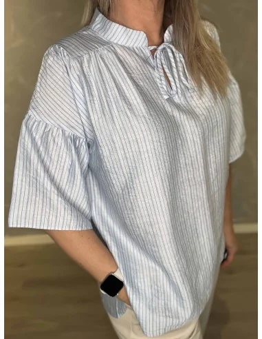 Snøre i hals på sky bluse – TIPPY