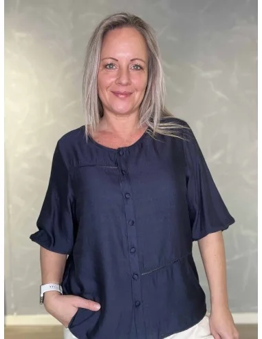 Navy skjorte med stolpedetalje og ballonærmer til kvinder – Design by TIPPY