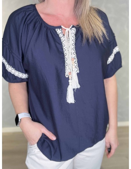 Nærbillede af broderi på bluse – TIPPY