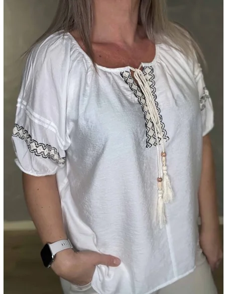 Nærbillede af broderi på bluse – TIPPY