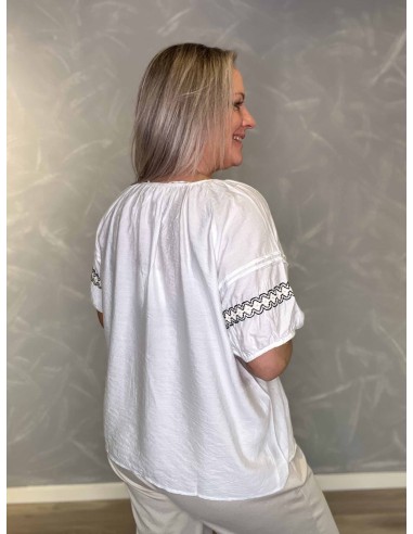 Bagside af hvid bluse til kvinder – TIPPY