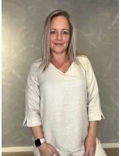 Sand bluse med v hals og 4/3 ærme til kvinder – Design by Tippy