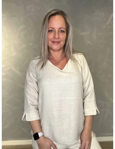 Sand bluse med v hals og 4/3 ærme til kvinder – Design by Tippy
