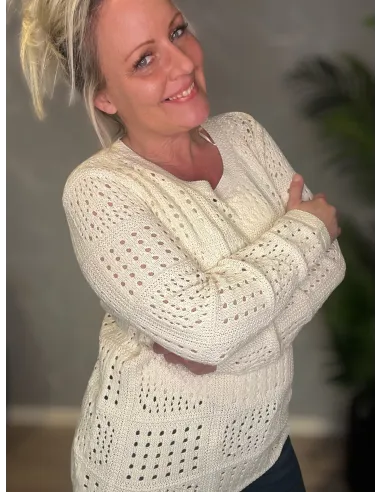 Nærbillede af det smukke hulmønster i bomuldsstrikken