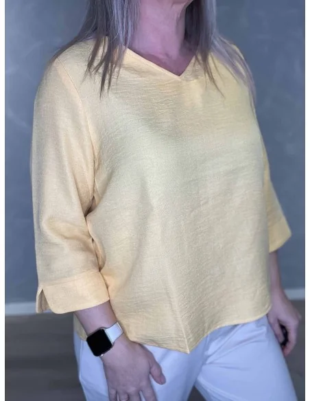 V hals på gul bluse – TIPPY