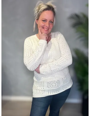 Milk-farvet hulmønstret strik fra Un Jour kollektionen med elegant design