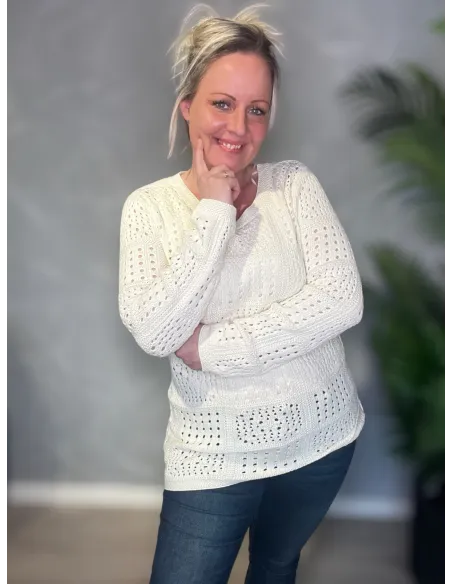 Milk-farvet hulmønstret strik fra Un Jour kollektionen med elegant design