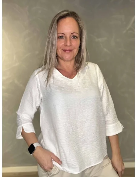 Hvid bluse med v hals og 4/3 ærme til kvinder – Design by Tippy