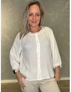 Hvid skjorte med broderet hals til kvinder – Design by Tippy