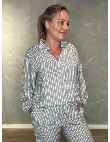 Sage grøn stribet bluse med frynsekrave til kvinder – TIPPY Collection