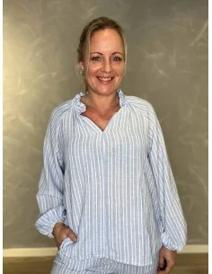 Sky stribet bluse med frynsekrave til kvinder – TIPPY Collection