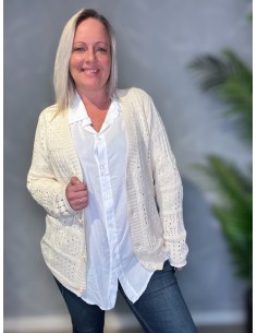 Hvid strik cardigan med hulmønster og knapper, oversize pasform, perfekt til den modne kvinde
