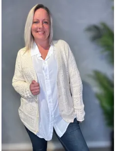 Hvid strik cardigan med hulmønster og knapper, oversize pasform, perfekt til den modne kvinde