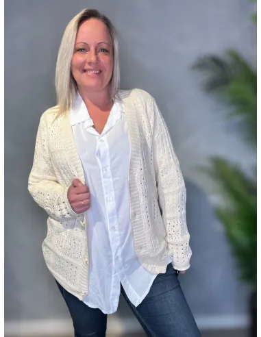 Hvid strik cardigan med hulmønster og knapper, oversize pasform, perfekt til den modne kvinde