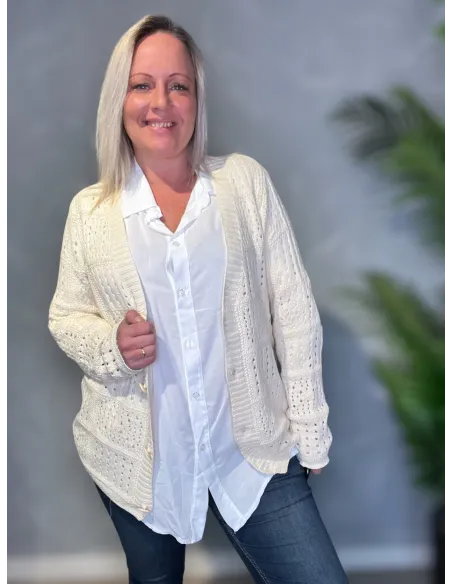 Hvid strik cardigan med hulmønster og knapper, oversize pasform, perfekt til den modne kvinde