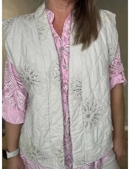 Nærbillede af quiltet struktur og palietter på vest – TIPPY