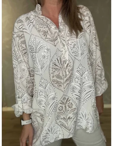 Mønster og opsmøg på ærme på sand skjortebluse – TIPPY