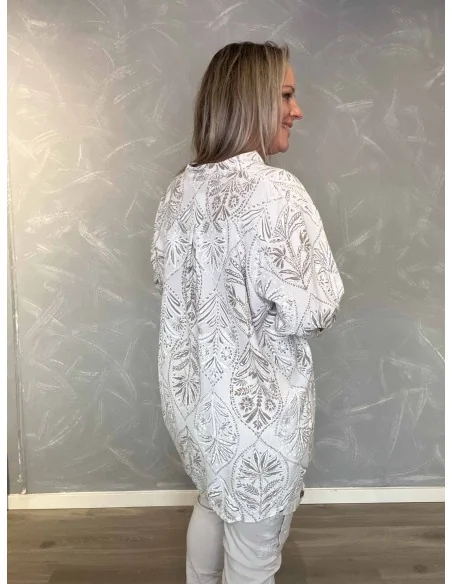 Bagside af sand skjortebluse med længere baglængde – TIPPY