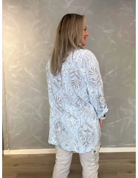 Bagside af sky skjortebluse med længere baglængde – TIPPY