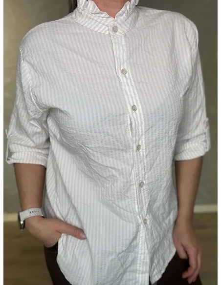 Flæsekrave på sand stribet skjorte – TIPPY