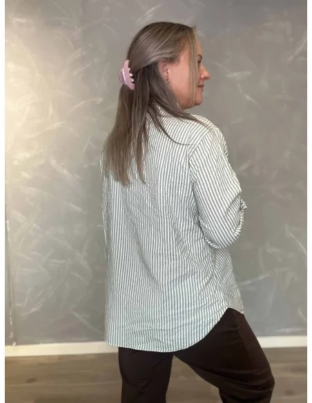 Bagside af grøn stribet skjorte til kvinder – TIPPY