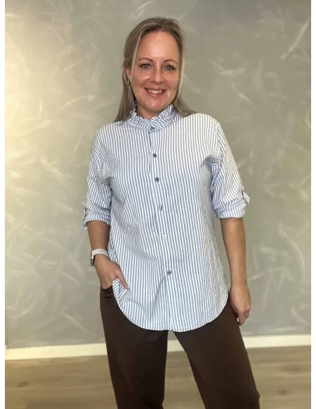 Sky stribet skjorte med flæsekrave til kvinder – Tippy Collection