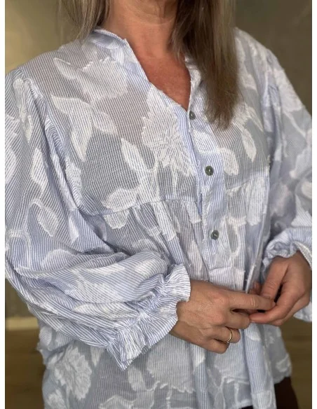 Nærbillede af let bomuldskvalitet på bluse – TIPPY”