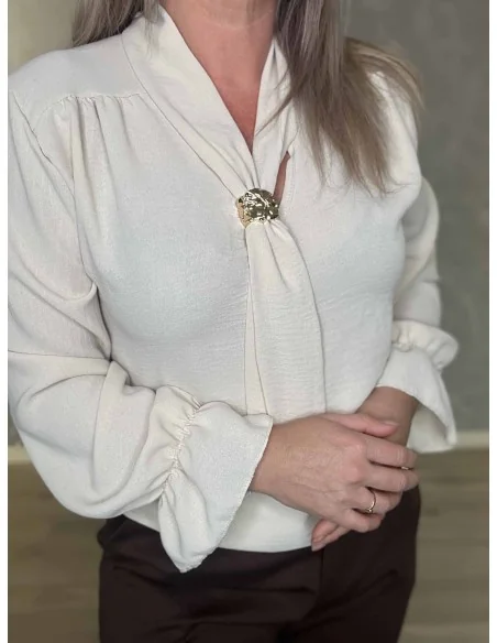 Smykkespænde ved v-udskæring på sand bluse – TIPPY