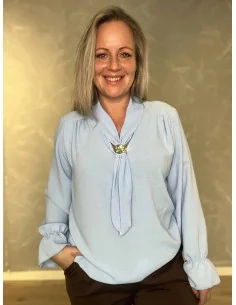 Sky bluse med smykkespænde ved v-udskæring til kvinder – Tippy Collection