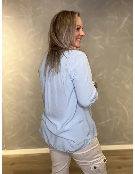 Bagside af sky skjorte bluse med længere baglængde – TIPPY