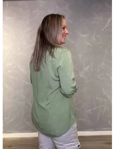 Bagside af grøn skjorte bluse med længere baglængde – TIPPY