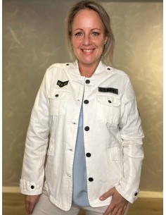 Hvid army jakke med patches og brystlommer til kvinder – Design by Tippy