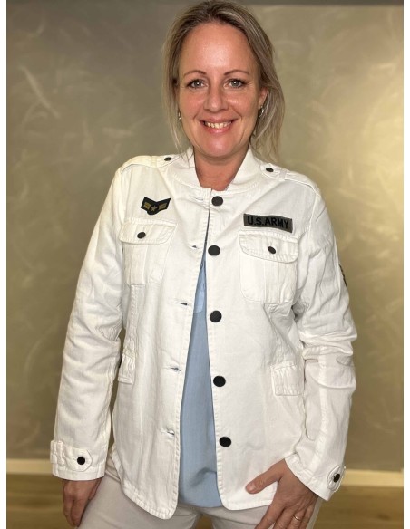 Hvid army jakke med patches og brystlommer til kvinder – Design by Tippy