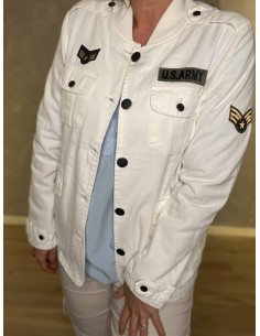 Hvid army jakke med patches og brystlommer til kvinder – Design by Tippy 2