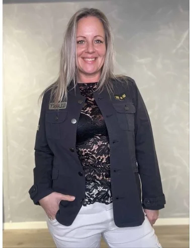 Sort army jakke med patches og brystlommer til kvinder – Design by Tippy