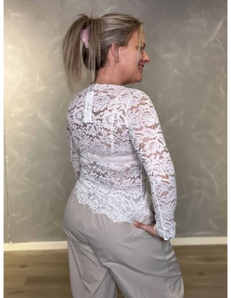 Bagside af hvid blondebluse i feminin pasform – TIPPY